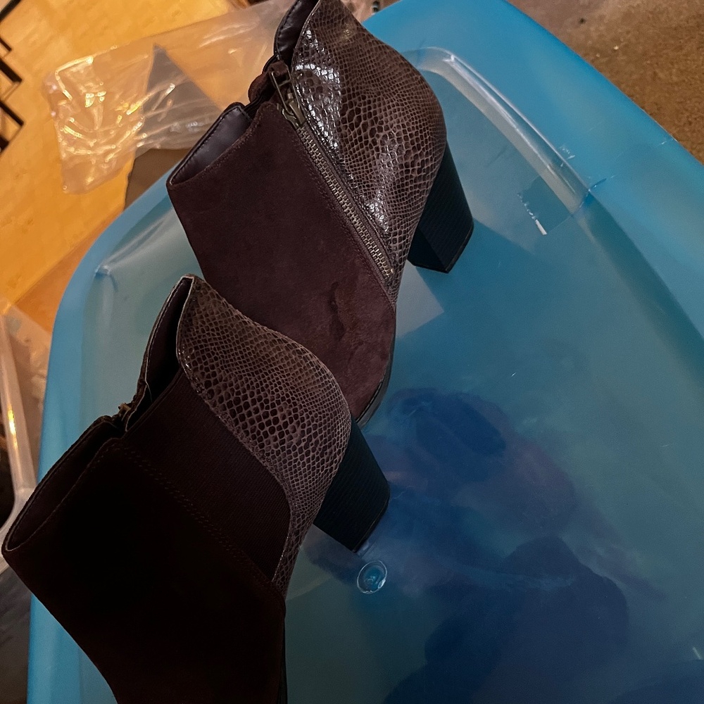 Vionic  chocolate brown bootie's